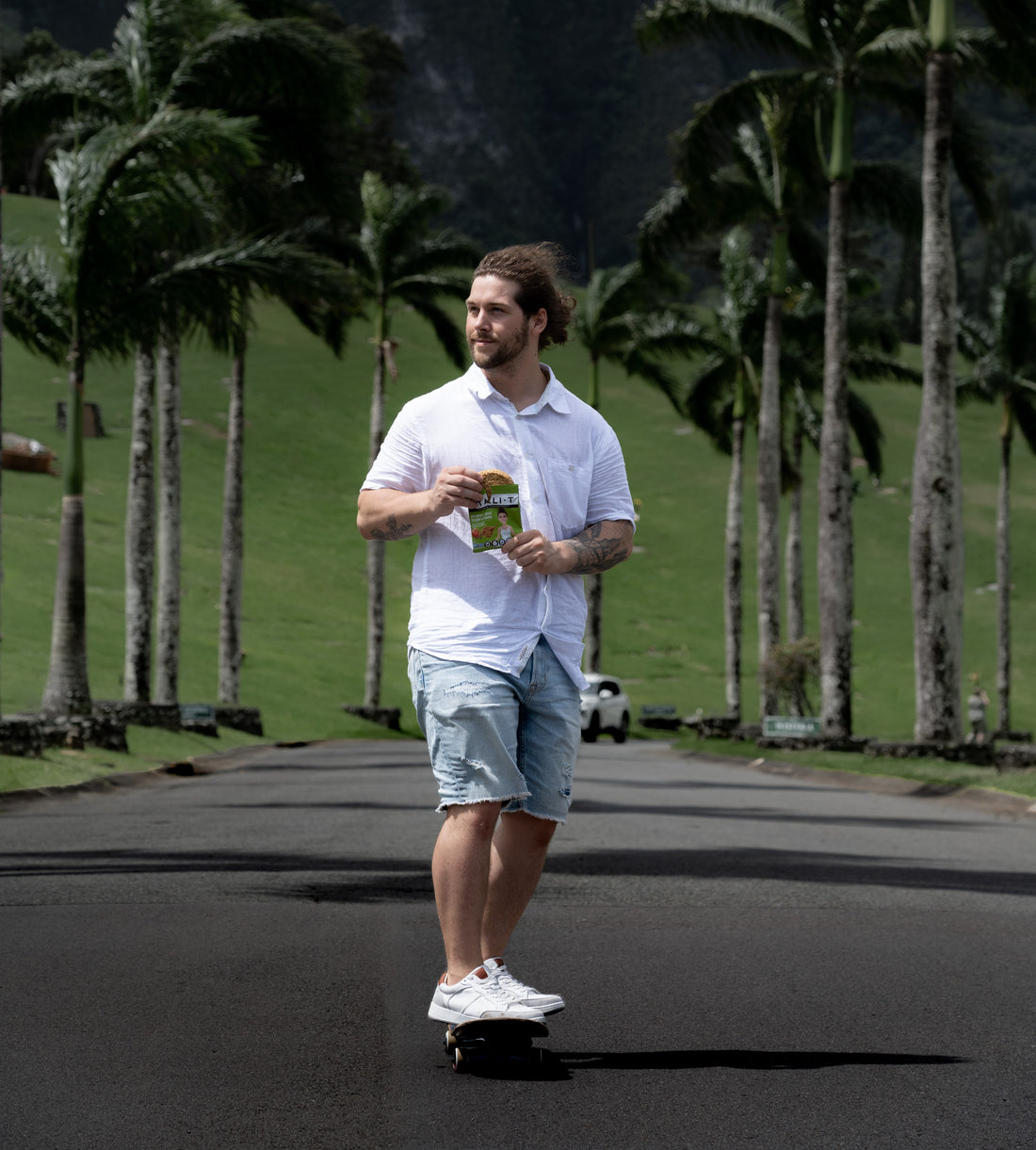 jeune homme qui fait du squate et tient une collation à l'avoine Vitali-T